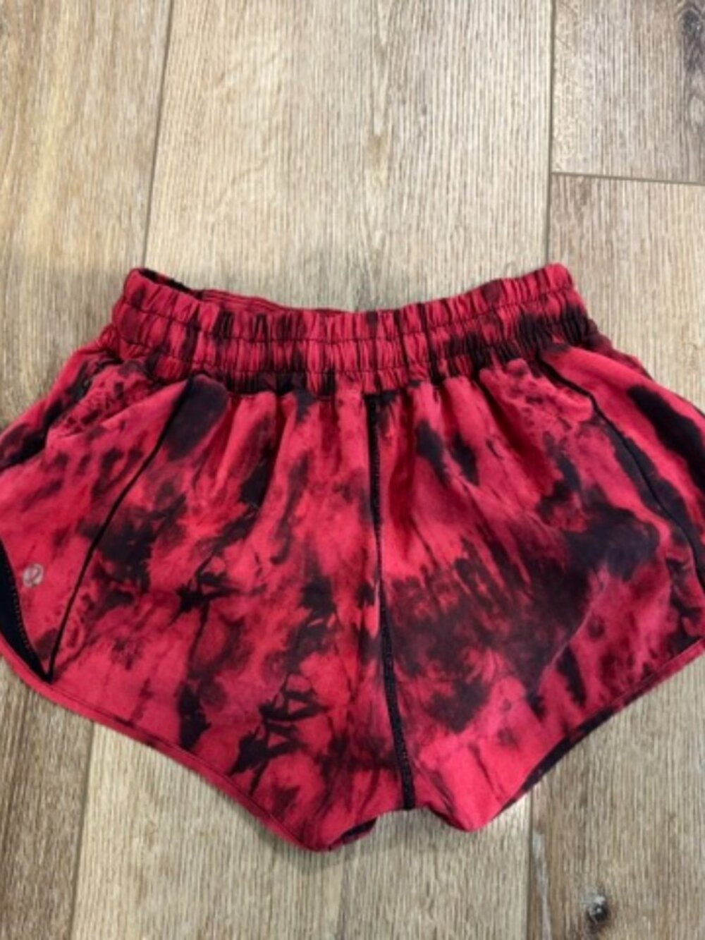 Lululemon Hotty Hot 2.5" Lowrise Shorts - Red & Black - Size 2